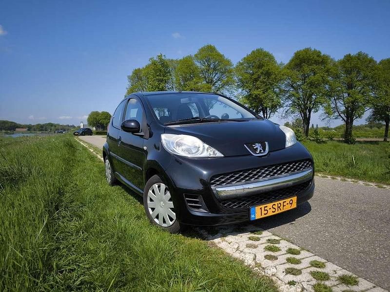 Zwart Gebruikt 2011 Peugeot 107 Hatchback | € 3.300 (Eerlijke prijs) - Afbeelding 1/4