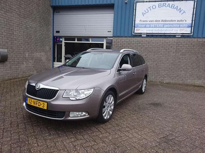 Grijs Occasion 2010 Skoda Superb Business Line Stationwagen | € 3.450 (Eerlijke prijs) - Afbeelding 1/4