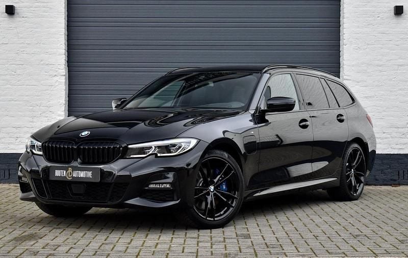 Zwart Occasion 2020 BMW 330e Executive Stationwagen | € 27.950 (Eerlijke prijs) - Afbeelding 1/4