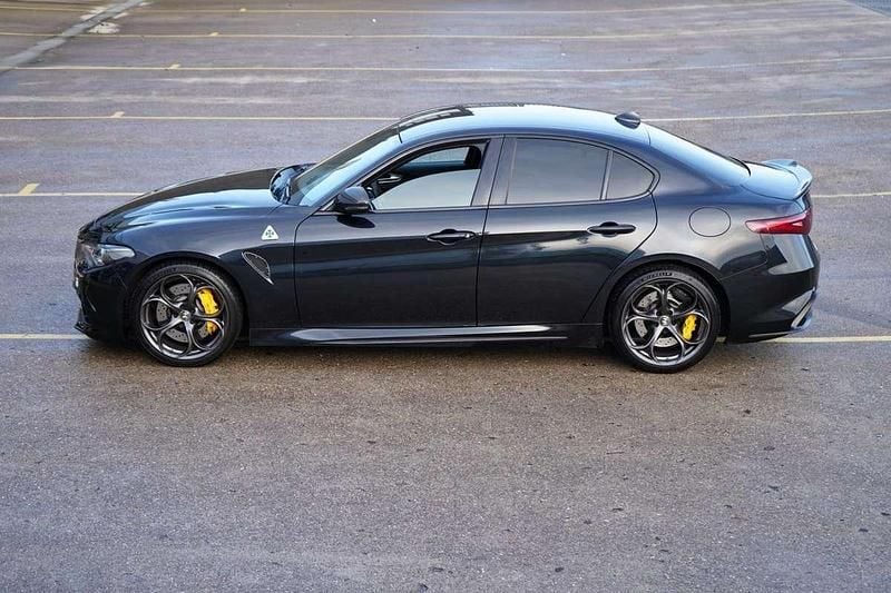 Zwart (metallic) Gebruikt 2017 Alfa Romeo Giulia Quadrifoglio Sedan | € 47.900 (Eerlijke prijs) - Afbeelding 1/4