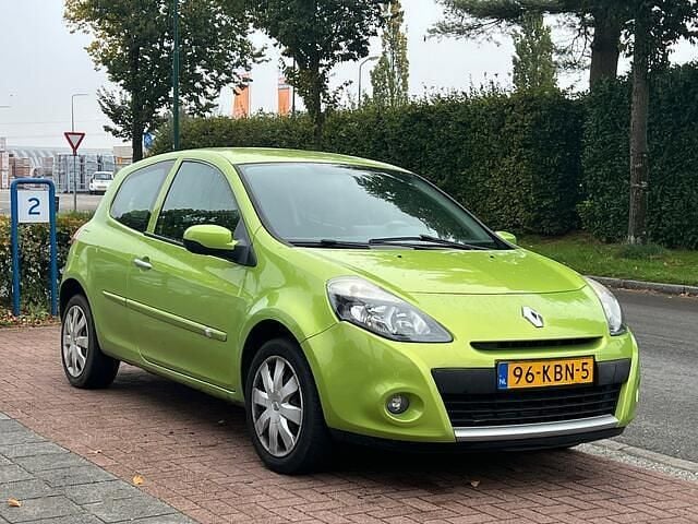 Groen Gebruikt 2009 Renault Clio II Dynamique Hatchback | € 1.750 (Eerlijke prijs) - Afbeelding 1/4