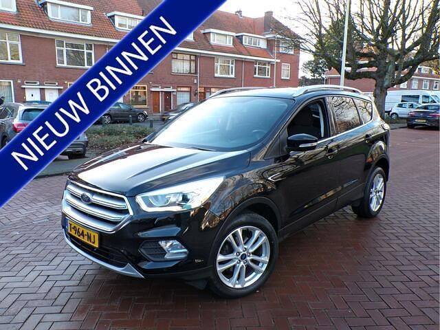 Zwart (metallic) Occasion 2018 Ford Kuga ST-Line SUV | € 12.944 - Afbeelding 1/4
