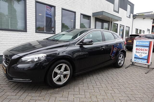 Zwart Gebruikt 2014 Volvo V40 Momentum Stationwagen | € 5.950 (Eerlijke prijs) - Afbeelding 1/4