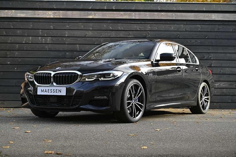 Zwart (metallic) Gebruikt 2020 BMW 330e M Sport Sedan | € 31.450 (Iets duurder) - Afbeelding 1/4