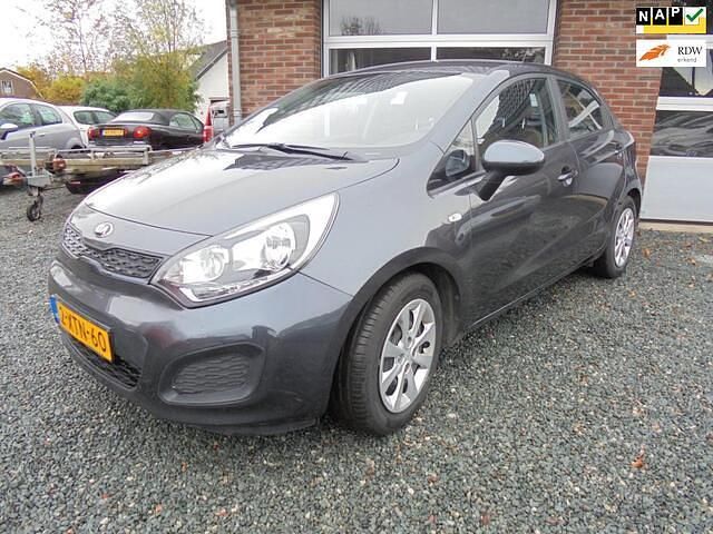 Grijs Gebruikt 2014 Kia Rio Comfort Hatchback | € 8.350 (Eerlijke prijs) - Afbeelding 1/4