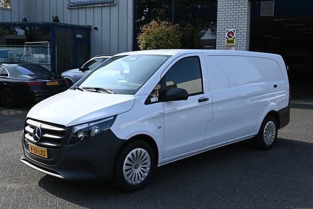 Wit Gebruikt 2024 Mercedes Vito MPV | € 34.950 - Afbeelding 1/4