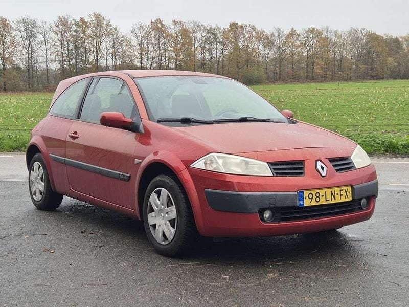 Rood (metallic) Gebruikt 2003 Renault Mégane II Hatchback | € 950 (Goede deal) - Afbeelding 1/4