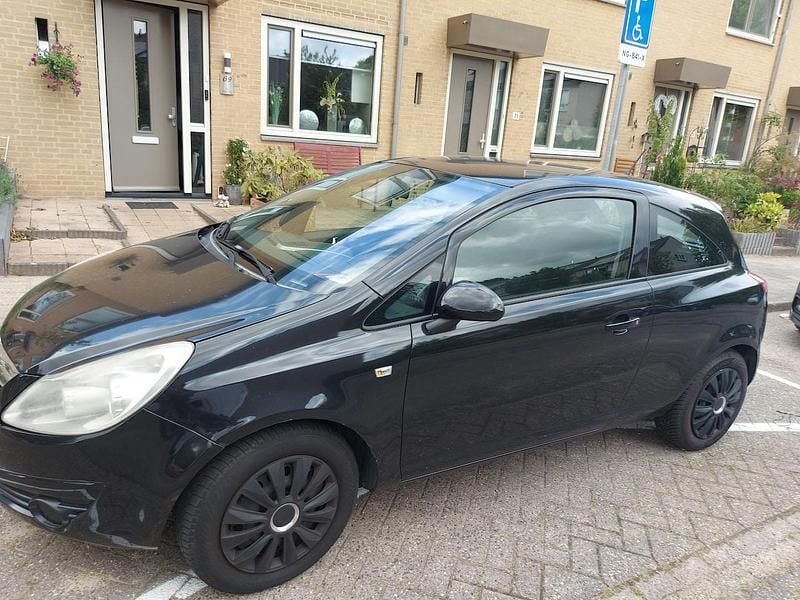 Zwart Gebruikt 2009 Opel Corsa Selection Hatchback | € 1.250 (Eerlijke prijs) - Afbeelding 1/4