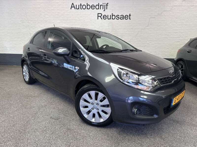 Grijs Gebruikt 2013 Kia Rio Comfort Hatchback | € 7.995 (Eerlijke prijs) - Afbeelding 1/4