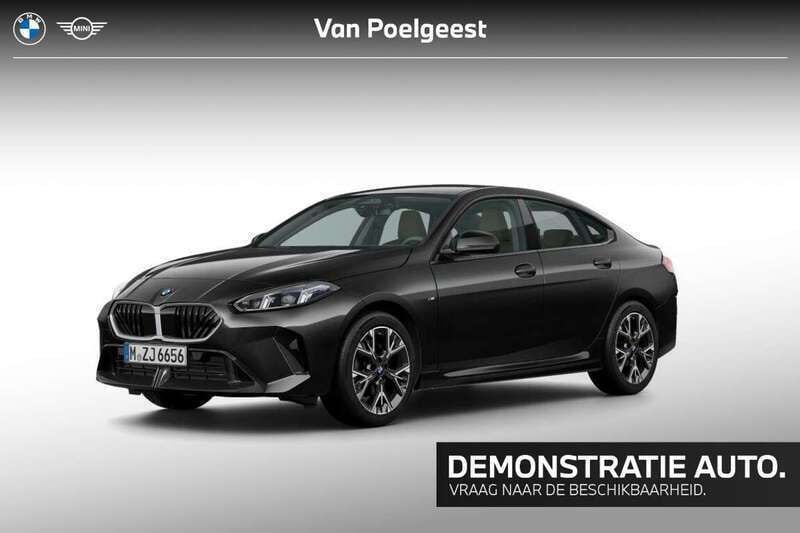Black sapphire metallic (zwart metallic) Gebruikt 2025 BMW 220 M Sport Coupé | € 44.900 (Super prijs) - Afbeelding 1/4