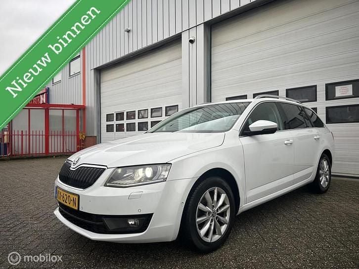 Wit Gebruikt 2016 Skoda Octavia Business Line Stationwagen | € 7.995 (Super prijs) - Afbeelding 1/4