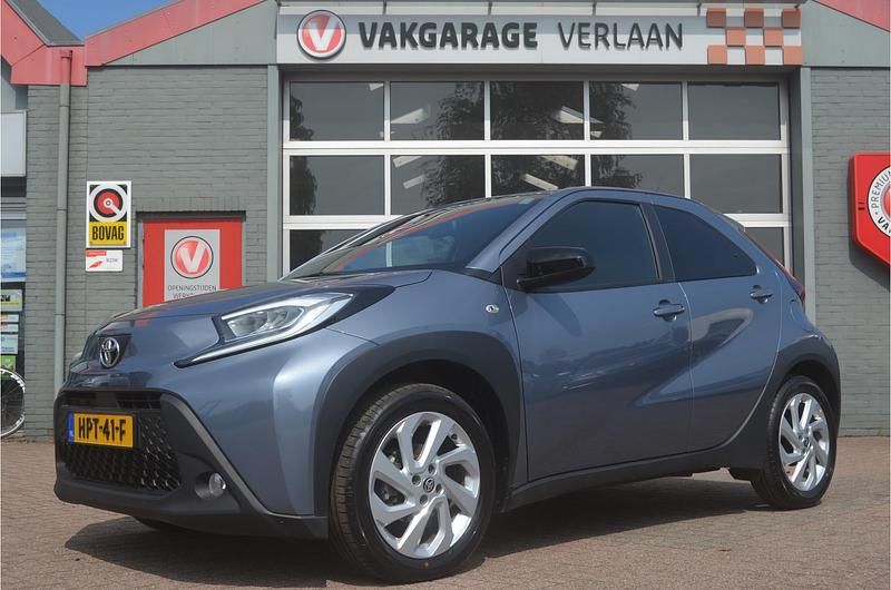 Grijs Gebruikt 2024 Toyota Aygo X Pulse SUV | € 20.950 - Afbeelding 1/4