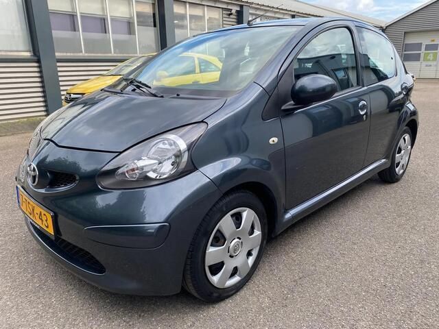 Grijs Gebruikt 2006 Toyota Aygo Hatchback | € 2.650 (Eerlijke prijs) - Afbeelding 1/4