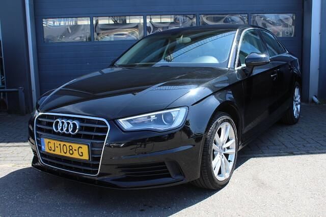 Zwart Gebruikt 2015 Audi A3 Ambiente Sedan | € 11.950 (Super prijs) - Afbeelding 1/4