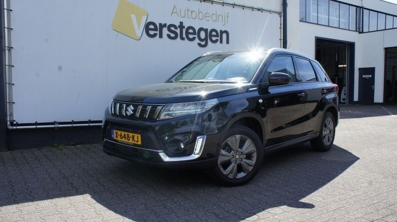 Zwart Gebruikt 2023 Suzuki Vitara SUV | € 24.950 (Eerlijke prijs) - Afbeelding 1/4