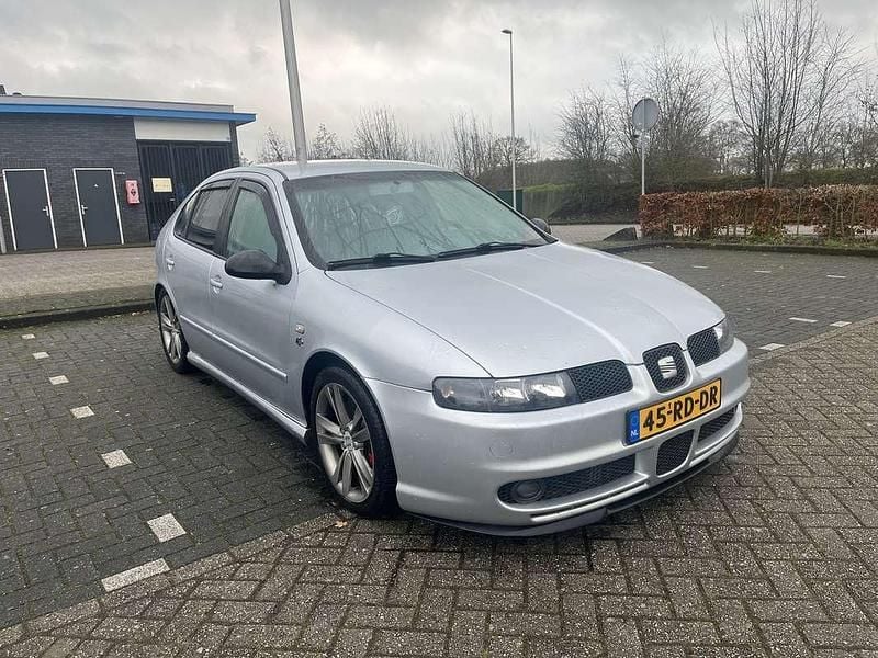 Grijs Gebruikt 2005 Seat Leon Hatchback | € 4.750 - Afbeelding 1/4