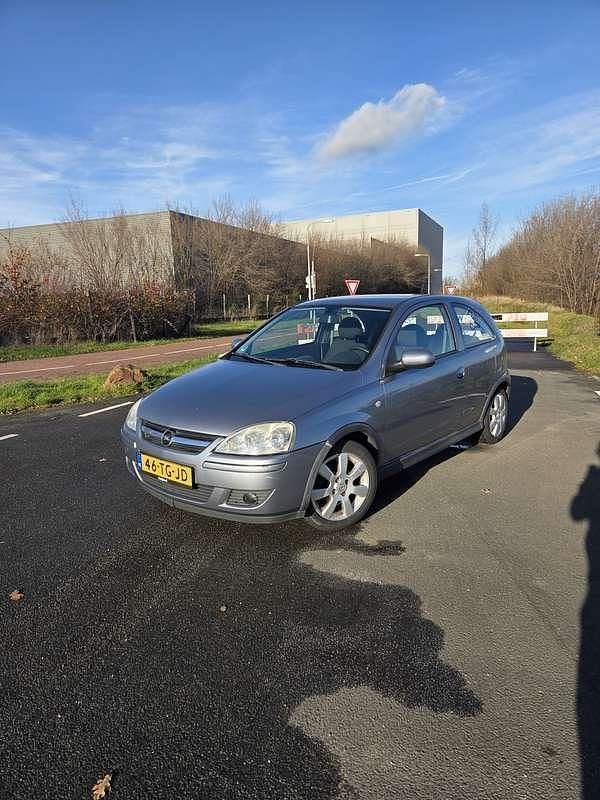 Grijs Gebruikt 2006 Opel Corsa Hatchback | € 2.200 (Eerlijke prijs) - Afbeelding 1/4