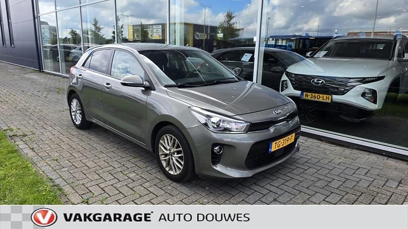 Groen Gebruikt 2018 Kia Rio Hatchback | € 14.950 (Eerlijke prijs) - Afbeelding 1/4