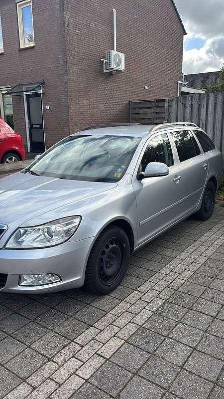 Zilver Gebruikt 2012 Skoda Octavia Stationwagen | € 3.000 (Super prijs) - Afbeelding 1/2