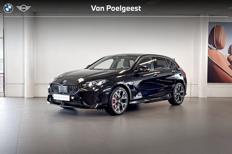 Black sapphire metallic Gebruikt 2025 BMW 120 M Sport Hatchback | € 49.900 (Eerlijke prijs) - Afbeelding 1/4