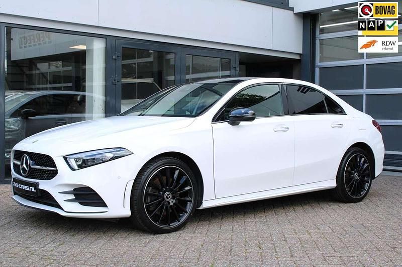 Wit Gebruikt 2023 Mercedes A250 AMG line Sedan | € 32.900 (Eerlijke prijs) - Afbeelding 1/4