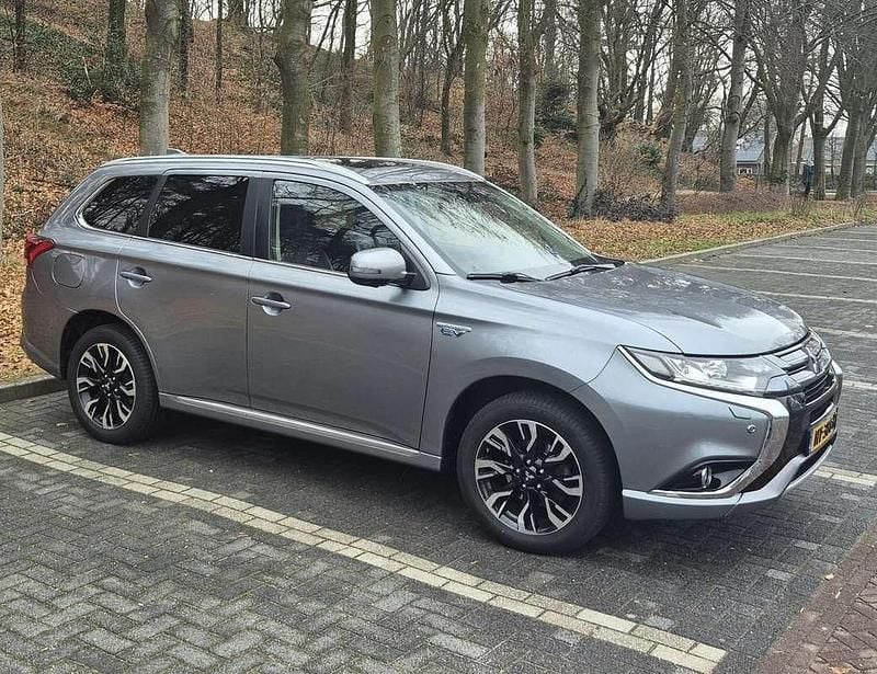 Occasion Mitsubishi Outlander P-HEV Instyle 121 PK (88 kW) 2015 Zilver SUV