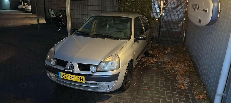Zilver Gebruikt 2005 Renault Clio II Basis Hatchback | € 500 (Super prijs) - Afbeelding 1/4