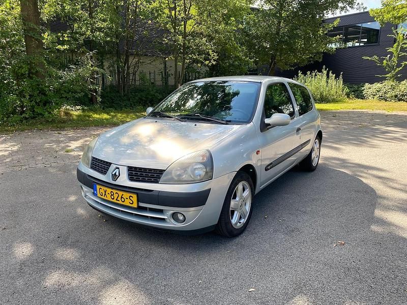 Grijs Gebruikt 2002 Renault Clio II Dynamique Hatchback | € 899 (Goede deal) - Afbeelding 1/4