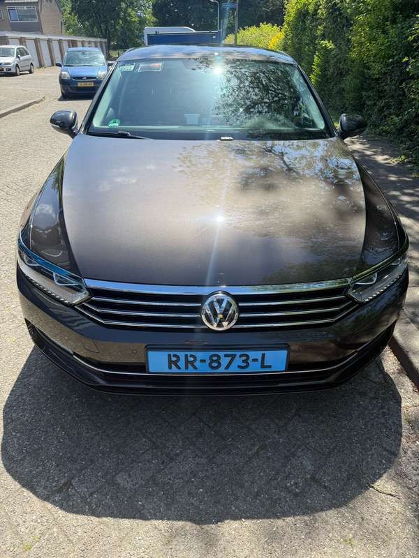 Bruin Gebruikt 2018 VW Passat Sedan | € 14.500 (Eerlijke prijs) - Afbeelding 1/4