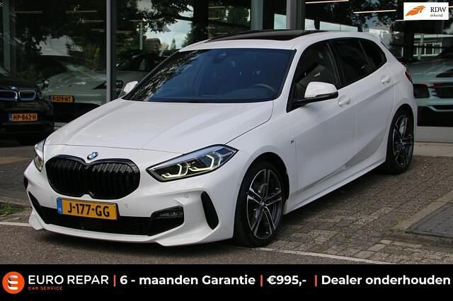 Wit Gebruikt 2020 BMW 118 Executive Hatchback | € 20.895 (Eerlijke prijs) - Afbeelding 1/4