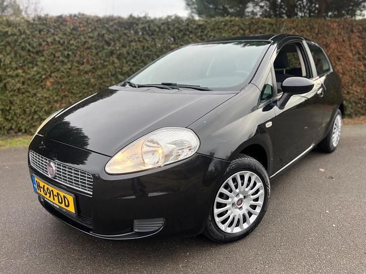 Zwart (metallic) Occasion 2009 Fiat Grande Punto Active Hatchback | € 1.988 (Goede deal) - Afbeelding 1/4