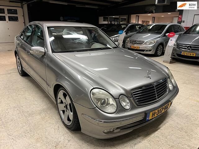 Grijs (metallic) Gebruikt 2005 Mercedes E350 Classic Sedan | € 9.450 (Super prijs) - Afbeelding 1/4