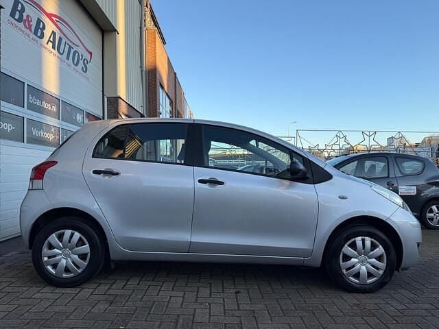 Occasion Toyota Yaris 69 PK (50 kW) 2011 Grijs Hatchback