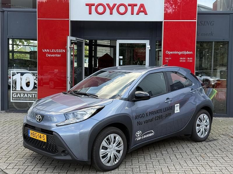 Grijs Gebruikt 2025 Toyota Aygo X X-play SUV | € 18.900 - Afbeelding 1/4