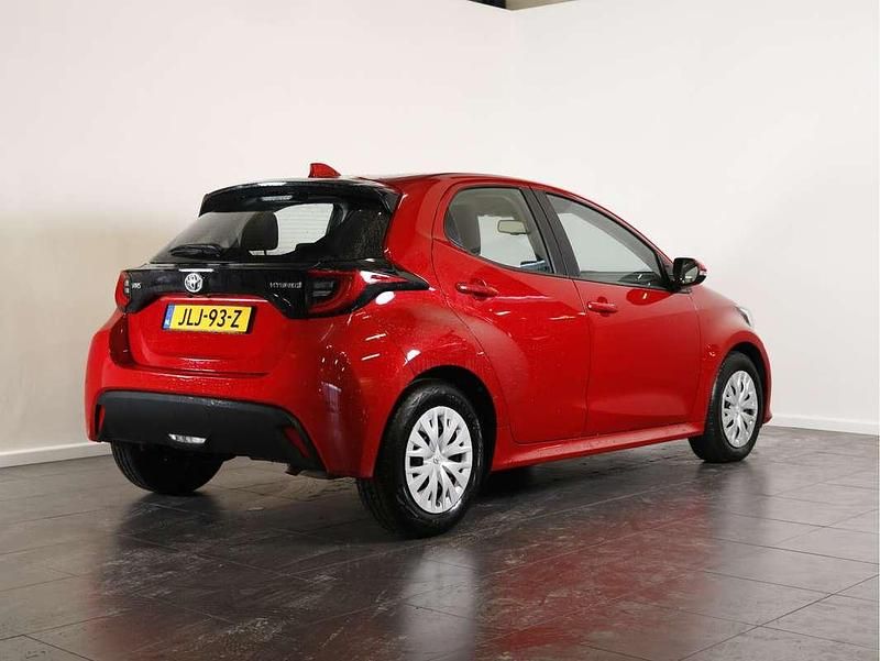 Occasion Toyota Yaris Hybrid Active 80 PK (58 kW) 2023 Rood Hatchback