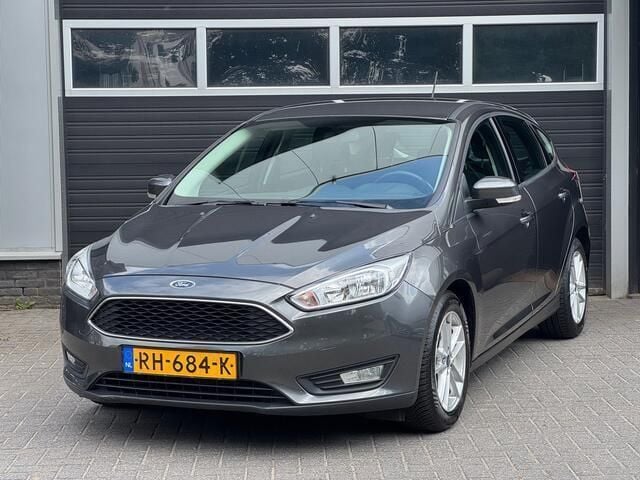 Grijs Gebruikt 2017 Ford Focus Hatchback | € 7.650 (Eerlijke prijs) - Afbeelding 1/4
