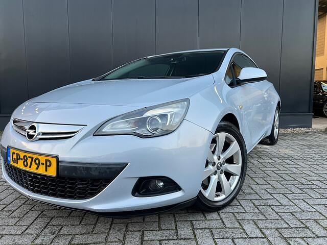Wit (metallic) Gebruikt 2012 Opel Astra GTC Sport Hatchback | € 5.995 (Eerlijke prijs) - Afbeelding 1/4
