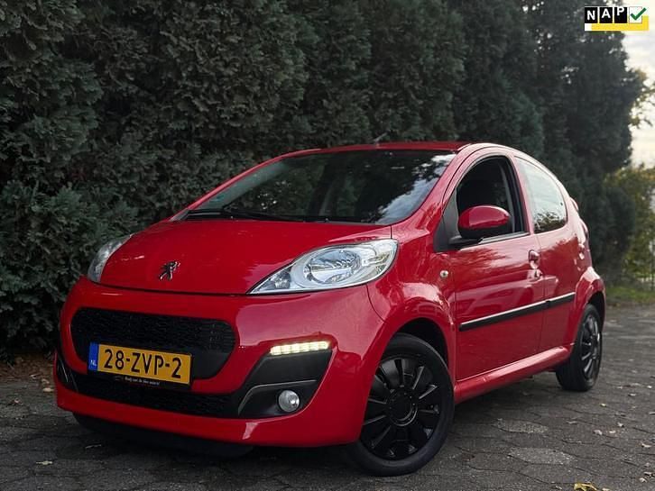 Rood Gebruikt 2013 Peugeot 107 Active Hatchback | € 3.750 (Goede deal) - Afbeelding 1/4
