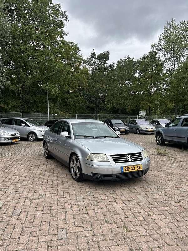 Grijs Gebruikt 2001 VW Passat Highline Sedan | € 1.500 (Duur) - Afbeelding 1/4