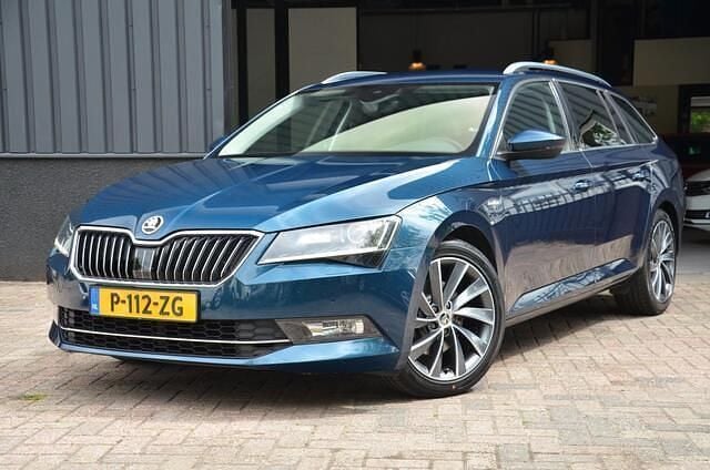 Blauw Gebruikt 2018 Skoda Superb Business Line Stationwagen | € 20.745 (Eerlijke prijs) - Afbeelding 1/4