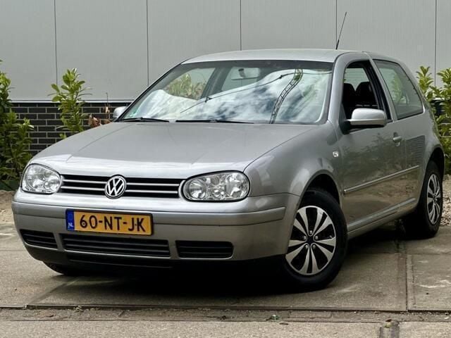Grijs, metallic lak Gebruikt 2002 VW Golf IV Hatchback | € 2.750 (Iets duurder) - Afbeelding 1/4