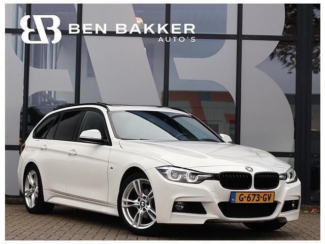Wit Gebruikt 2019 BMW 318 M Sport Stationwagen | € 17.900 (Eerlijke prijs) - Afbeelding 1/4