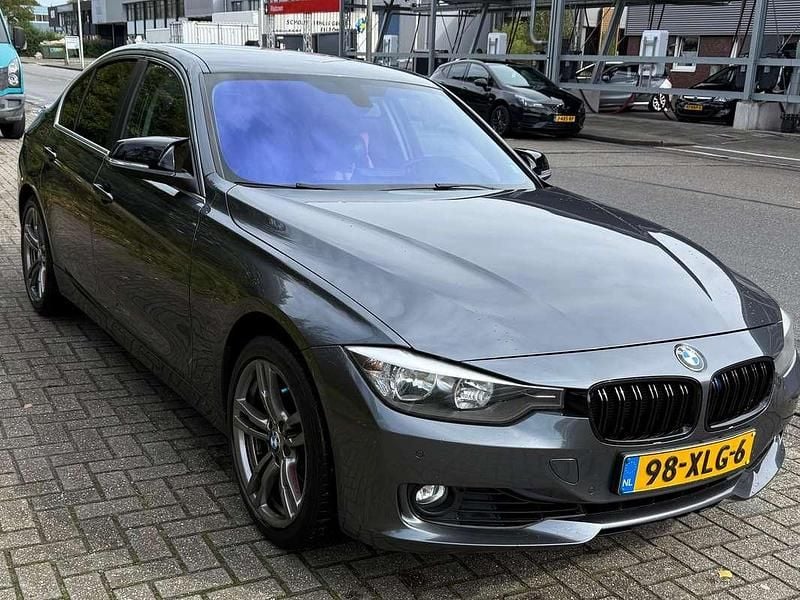 Grijs Gebruikt 2012 BMW 320 Executive Sedan | € 8.750 (Goede deal) - Afbeelding 1/4