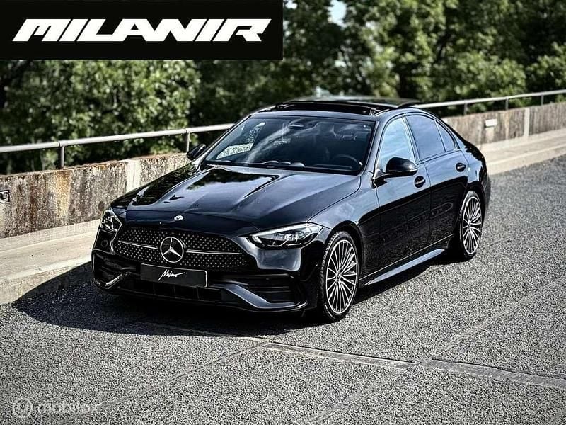 Zwart, metallic lak Gebruikt 2022 Mercedes C180 AMG line Sedan | € 40.945 (Eerlijke prijs) - Afbeelding 1/4