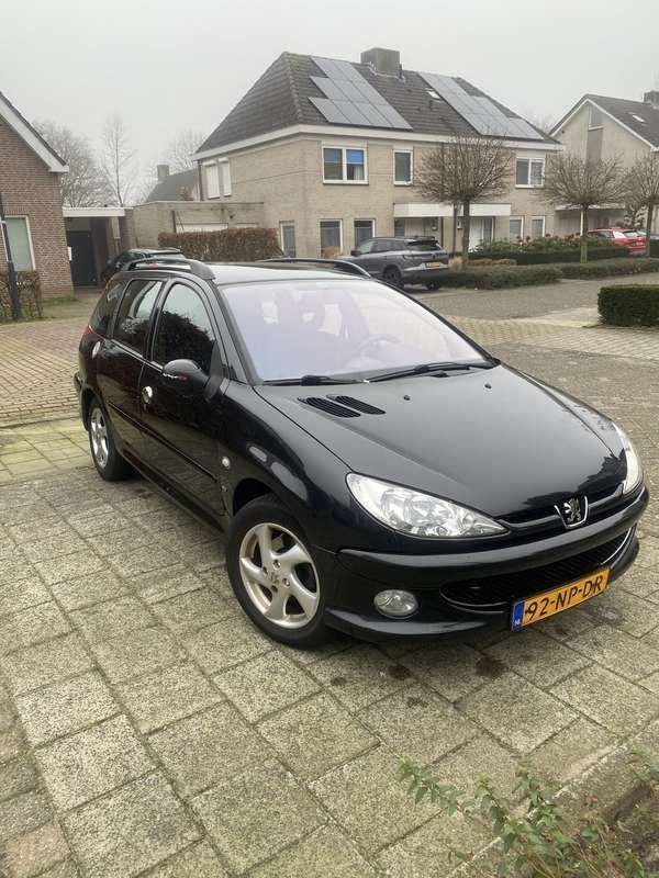 Zwart Gebruikt 2004 Peugeot 206 Stationwagen | € 1.700 (Eerlijke prijs) - Afbeelding 1/4