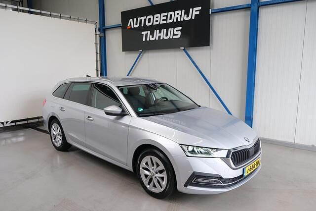 Grijs Occasion 2020 Skoda Octavia First Edition Stationwagen | € 18.450 (Eerlijke prijs) - Afbeelding 1/4