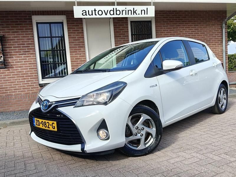 Wit (metallic) Gebruikt 2015 Toyota Yaris Hybrid Hatchback | € 11.340 (Eerlijke prijs) - Afbeelding 1/4