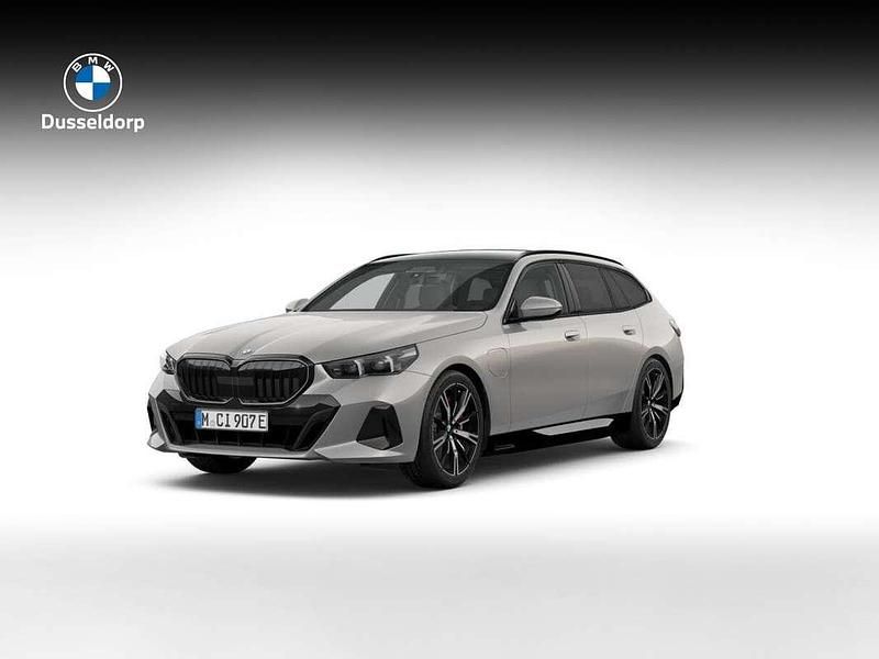 Grijs, metallic lak Nieuw 2025 BMW 530e M Sport Stationwagen | € 83.604 (Super prijs) - Afbeelding 1/4
