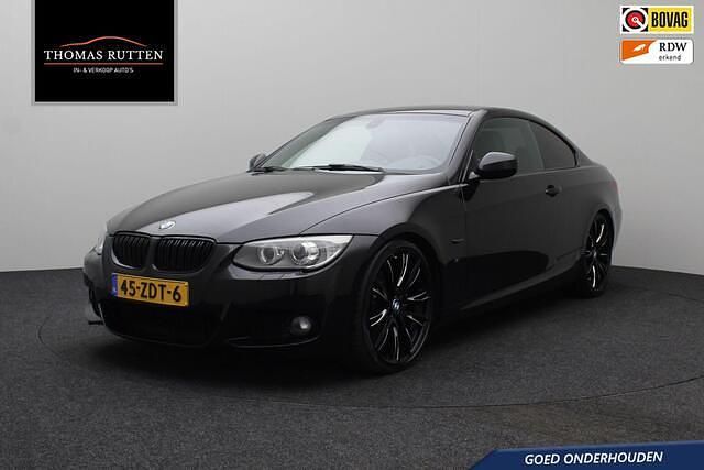 Zwart Gebruikt 2012 BMW 325 Sport Line Coupé | € 16.250 (Eerlijke prijs) - Afbeelding 1/4