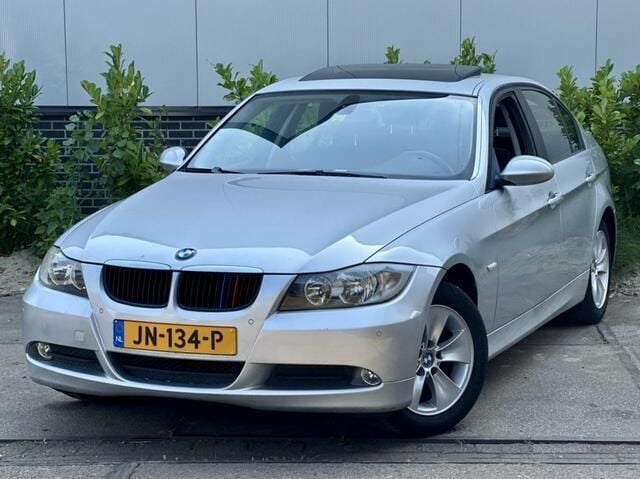 Grijs Gebruikt 2007 BMW 318 Sedan | € 4.950 (Eerlijke prijs) - Afbeelding 1/4